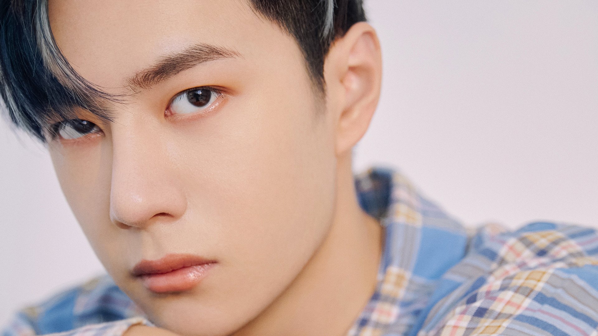 夜间自由潜水表演，光影交错尽显海底魅力，夜间潜水训练事件